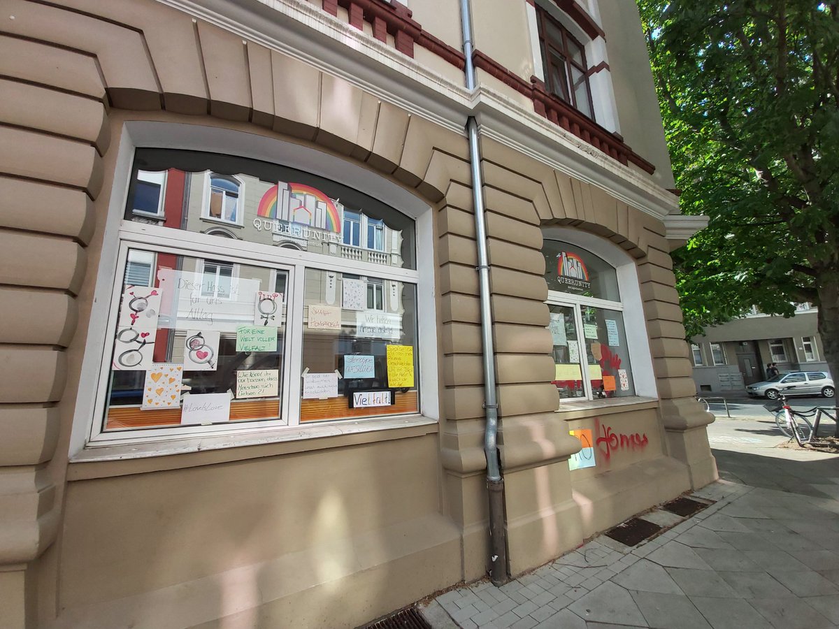 encryptdunicorn's tweet photo. CATCH UP on the homo-/queerphobic graffiti attack on our queer youth center. #QueerUnity
The local LGBTIQ* community showed awesome support by covering the slurs with letters, posters, pictures and messages in solidarity with the place and queer youth #Hannover #Queer #PRIDE2020 https://t.co/BluMOaNXlY