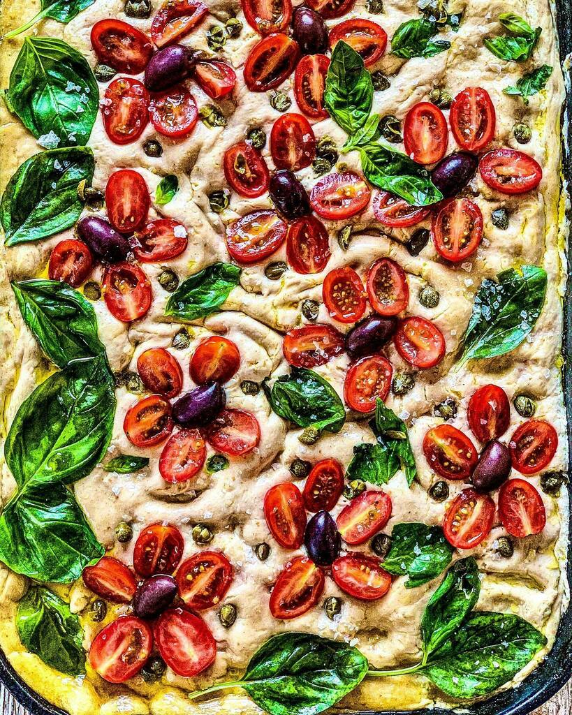Another #artfocaccia made last night. Cherry tomatoes, olives, capers, fresh basil and <a href="/pomoragoodfood/">Pomora</a> lemon olive oil. I pushed the fermentation of this focaccia so far it was almost crumpetty in texture, like uttapam. It’s really fun doing these. #art
… instagr.am/p/CB3IxEzn1ed/