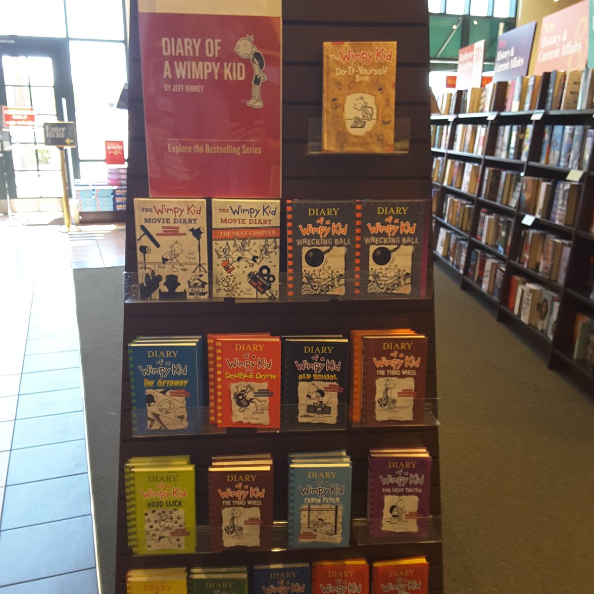 BNTucsonWest's tweet photo. Keep your children reading this summer! #summerreading https://t.co/Wk8Ujc7Zlk