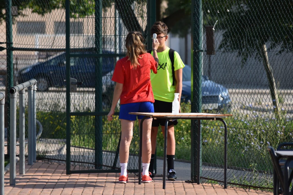 FCSarria's tweet photo. Seguim gaudint del futbol amb seguretat. https://t.co/Wm2R3zeLtY