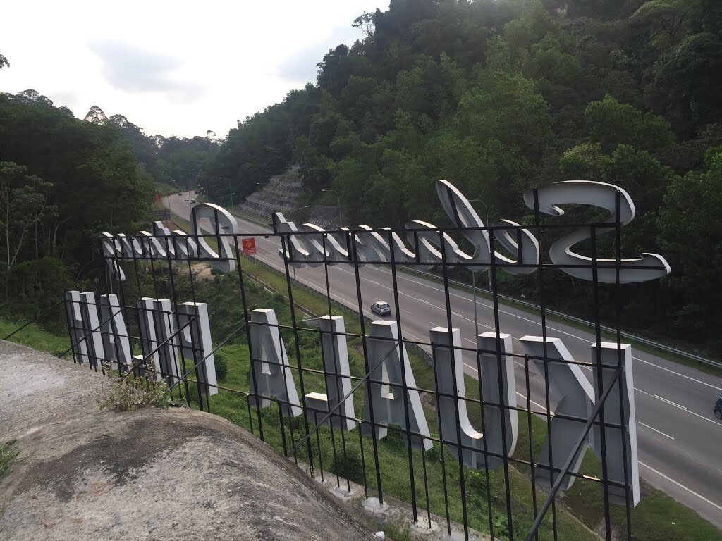 aryyaff's tweet photo. Disebabkan aku orang seremban nismilan, ni nak cerita sikit kisah misteri dekat bukit putus ni, aku rasa ramai yang tahu jalan bukit putus ni sebab ia satu satunya jalan yg boleh dilalui kalau nak ke kuala pilah dan sekitar dgnnya... so pukul 11 aku start...... https://t.co/76RGo9zcTe