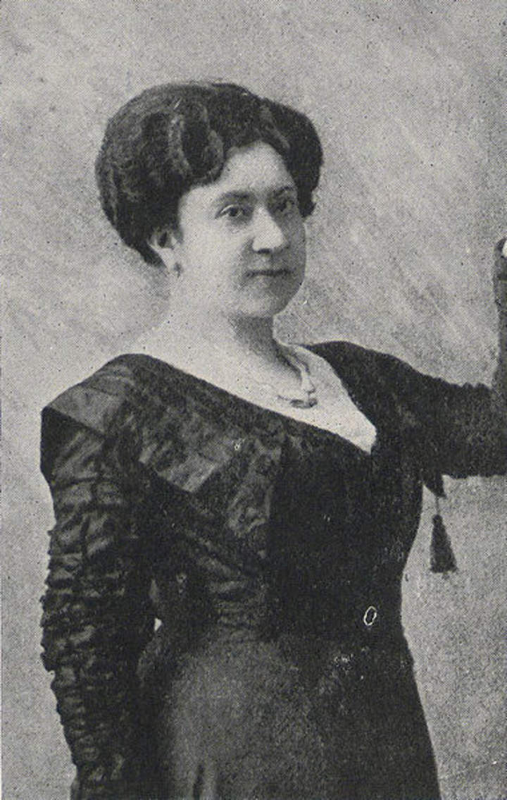 uchile's tweet photo. A 154 años del natalicio de Eloísa Díaz, primera mujer médica de Chile y la Chile e impulsora de la salud pública, te invitamos a conocer su historia. Quizás no hay estación @metrodesantiago con su nombre, pero su legado es reconocido en todo el continente https://t.co/QB13B1IDXD https://t.co/YzDJNziZd9