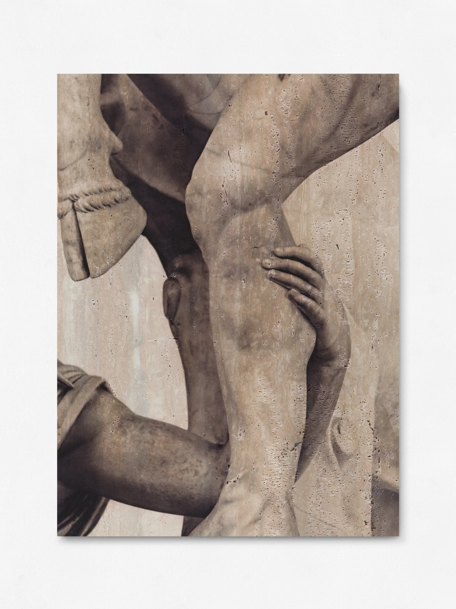 Ore 18.30>Live IG con Elisa Sighicelli! Nelle sue fotografie  realtà e finzione si susseguono in una vertigine dello sguardo che ci spinge oltre le nostre convinzioni, a partire dalla consistenza delle fotografie stampate, come queste, su raso e marmo > bit.ly/3ez3mFm