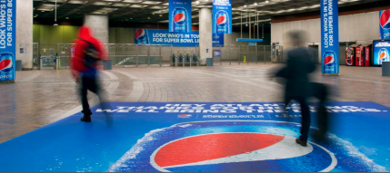 GoCommoot's tweet image. What do you think of Pepsi&apos;s #OOH display in Atlanta, the hometown of Coca-Cola? 👀 👀

This campaign was a huge success, with Pepsi Social Media Chatter 23x that of Coca-Cola’s, &amp;amp; Pepsi scored #1 Share of Voice for the Super Bowl. 

Full Case Study: oaaa.org/Portals/0/Peps…