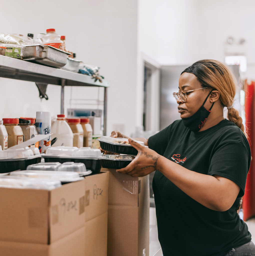 offtheirplate's tweet image. Evelyn’s Food Love is a restaurant located in a predominantly Black neighborhood in the South Side of Chicago. They have prepared and delivered over 1,700 meals to healthcare workers and underserved communities. Read about Evelyn’s story on our Instagram!