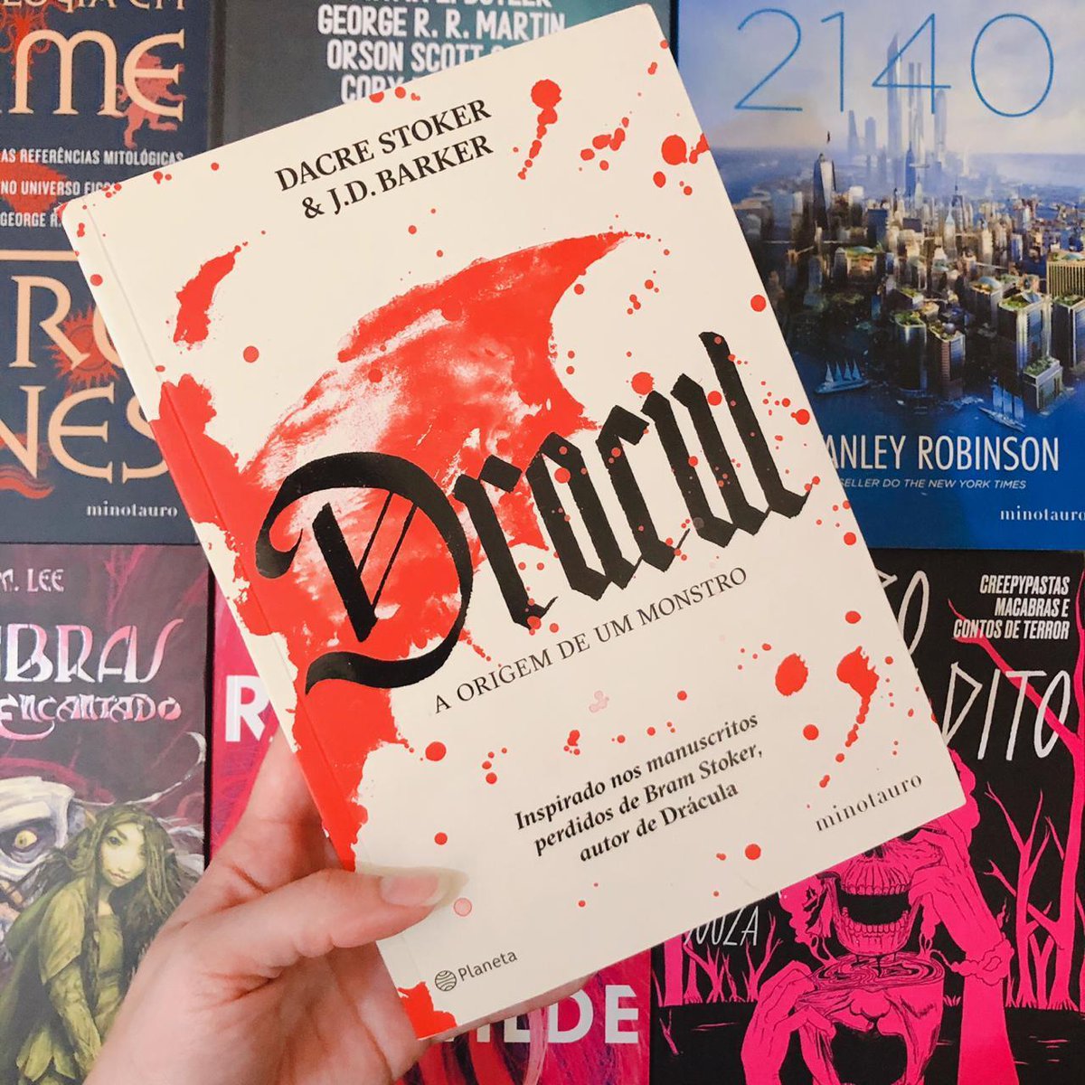 PlanetaLivrosBR's tweet photo. ‘Dracul’ surgiu de fragmentos de um diário encontrado depois de muitos anos na casa de Bram Stoker, nele podemos acompanhar a história do autor e como foi seu envolvimento com os primeiros vampiros em sua vida.
⠀
#Keepreadingemcasa #Keepreadingencasa #leiaemcasa #dracul https://t.co/RjeB8qEB2V
