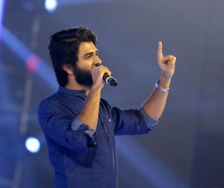 TheDevarkonda's tweet photo. Tier 2 Hero's Biggest Movie Anniversary Trends :- 

👉#9YearsFor100PercentLove- 401.6K

👉#1YearforClassicJERSEY - 391.6K

👉#1YearForCultClassicMajili - 184.2K

👉#2YearsForMCA - 153K

July 26th 6pm tarvatha #Dearcomrade top lo undali rowdies.. ✊

#VijayDeverakonda https://t.co/PvZhGx2VJl