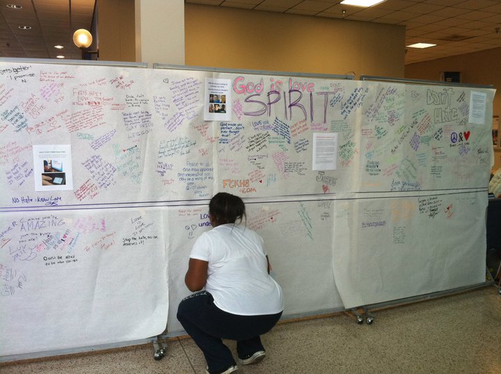 ODUAlumni's tweet photo. On Spirit Day 2010, the @ODUSafeSpace Committee invited the Monarch community to add their thoughts to the Talk Back Wall in #WebbCenter. #TBT β€οΈπ§‘ππππ https://t.co/Ty3FYa7T7h