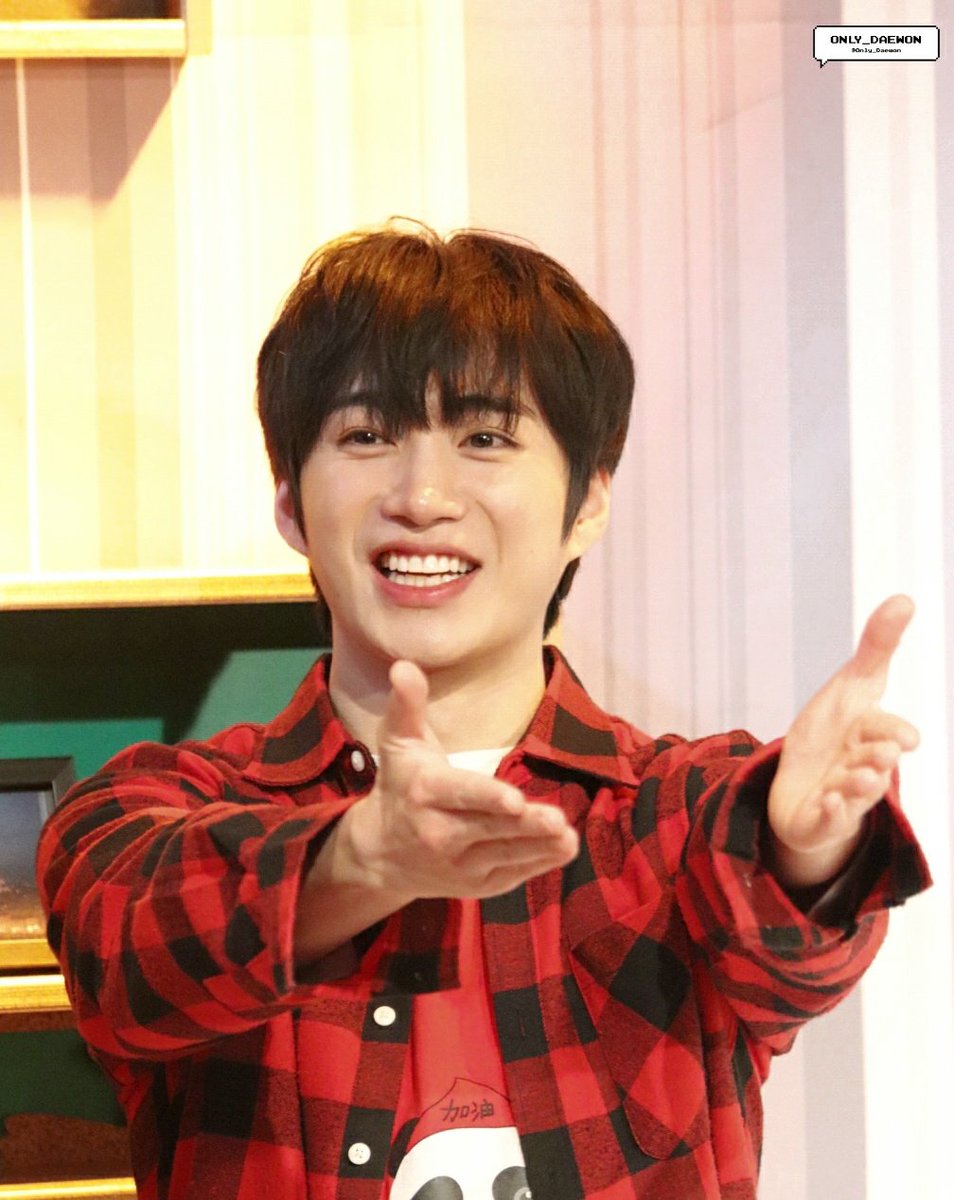 Only_Daewon's tweet photo. [19.12.26] 연극 #우리집에왜왔니 포토타임 #대원  

 D-440

보고싶드아😶

#류연 #DAEWON #박대원 #PARKDAEWON #デウォン https://t.co/IL4fm90XjP