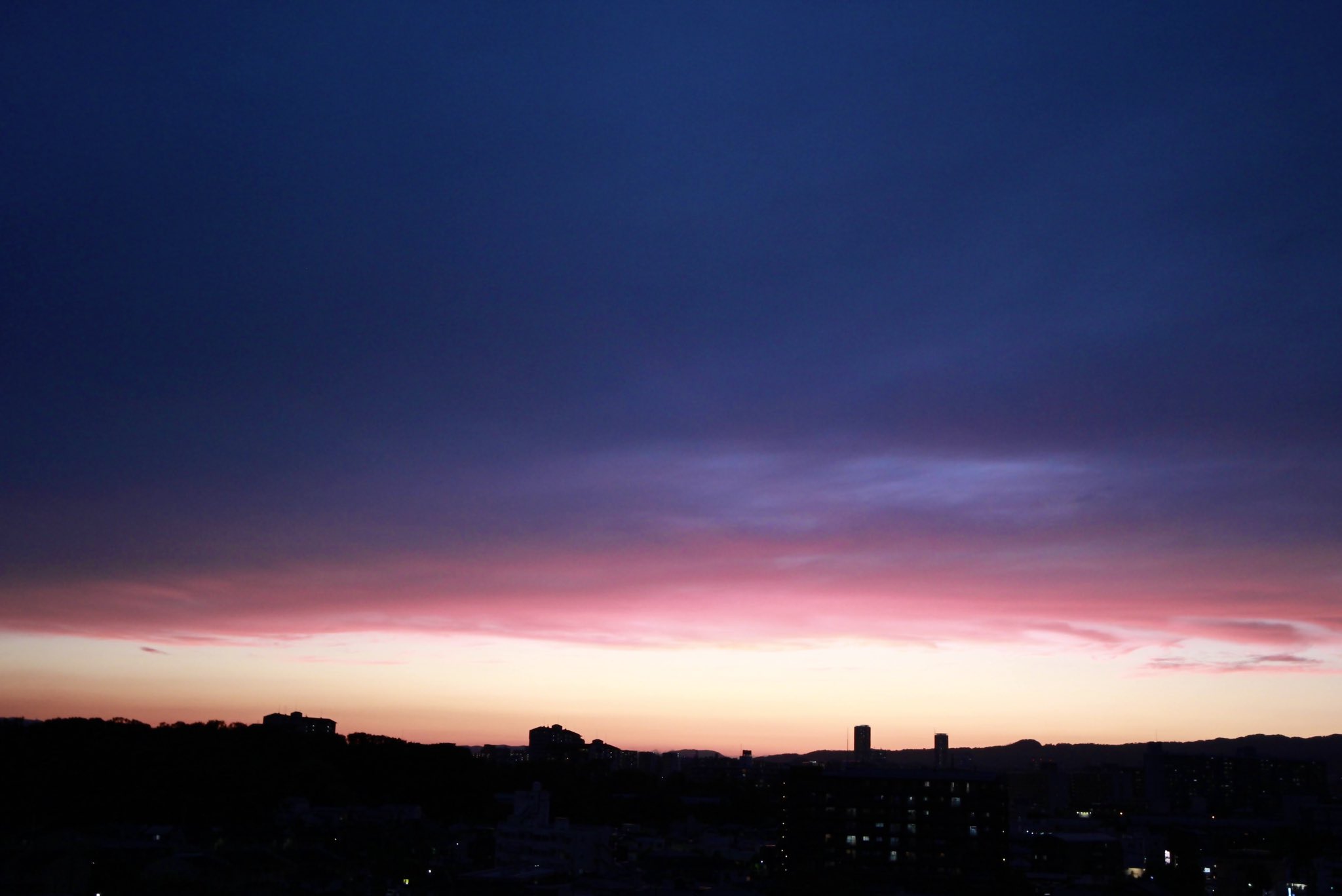 Ottdesign 週末グラフィックデザイナー ピンクの 夕焼け なんだこの色 自然のやつめ Ottdesign Canon キヤノン 広角 Wideangle 夕焼け 夕日 雲 夕焼け雲 空 夕焼け空 グラデーション ピンクの夕焼け Sunset Clouds Sunsetclouds