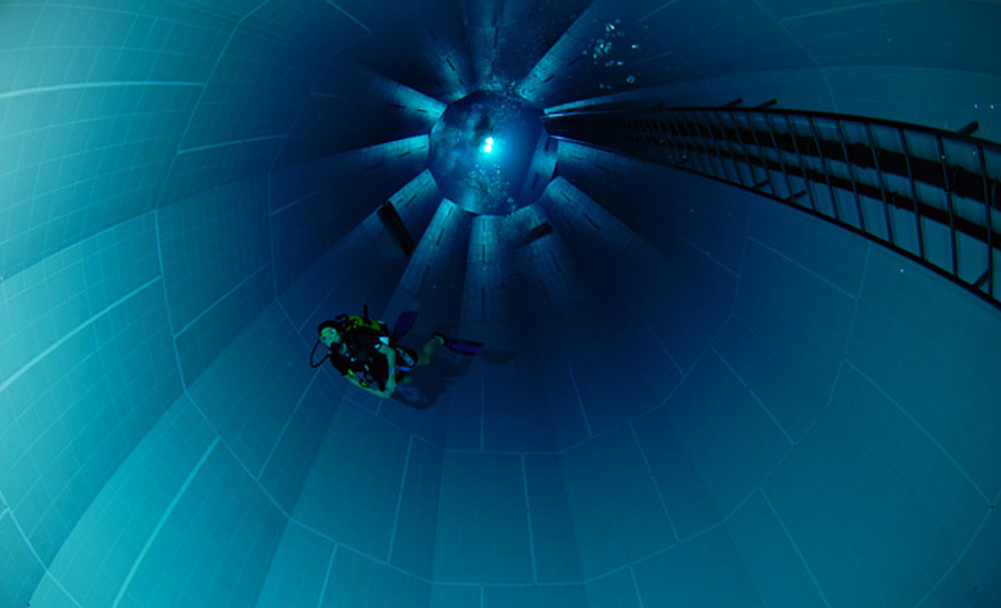 Piscina_BCN's tweet photo. #Nemo33 in Brussels, the second-deepest #swimmingpool in the world, and not only is used as a scuba training centre, but it also hosts art exhibitions and even a restaurant ☝🏻 Check out its #exhibits in @Aquaviews: https://t.co/REsWSlctuO #brutalmonday https://t.co/Qscu6OVRzE