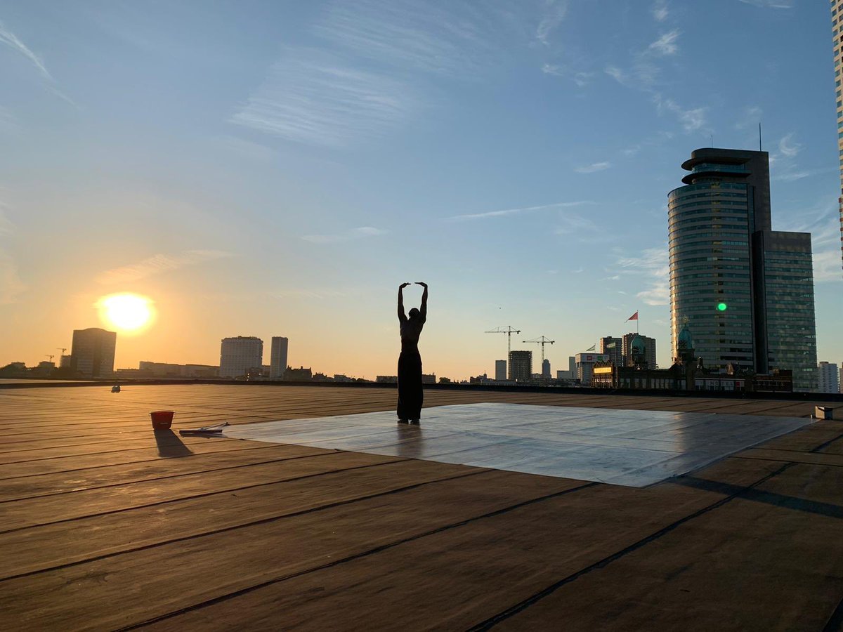 ConnyJanssen's tweet photo. Gisteravond stond danser #RemyTilburg nog op het #dak van #FENIX
Vanavond danst hij in #Huis #ConnyJanssenDanst
#MonumentsinSolitude #solo
@Kunjijdekaapaan https://t.co/ePRdG5AQJ9