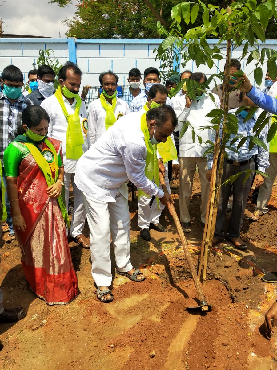 MLAVanamatrs's tweet photo. Started 6th phase of Telangana ku Haritha Haram by planting few saplings at Pragathi Maidan of Kothagudem, Bhadradri Kothagudem District.
@TelanganaCMO @KTRTRS https://t.co/ikinUYmRHt