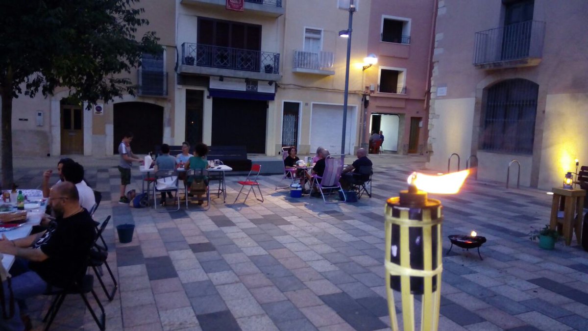 VSxI's tweet photo. La flama del Canigó també a Vila-seca. Mantenint viva la diada dels Països Catalans. https://t.co/sqzfsZHZqf