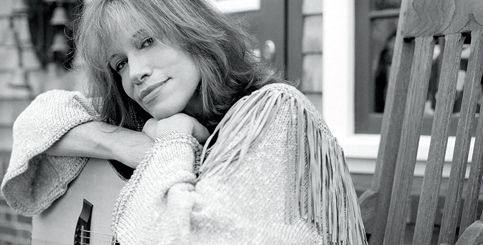 carly simon posing with a guitar