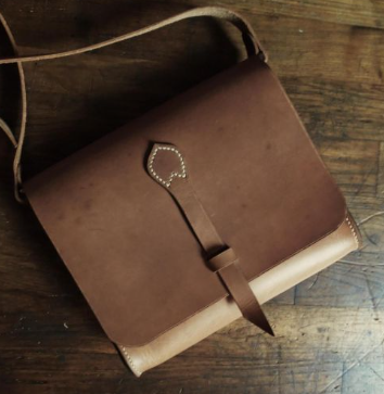 commercitecom's tweet photo. 🧵Produit créateur 🧵
Un joli sac a bandoulière avec un fini naturel, cousu à la main au fil de lin. Un artisan avec un savoir-faire singulier et une technique à l'ancienne. 💙🥰
Une création française et fait main de "Aleksandr Mercier".
#commercite   #faitmain #madeinfrance https://t.co/d5WOVuDkkz