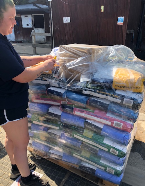 A welcome sight <a href="/penniwellsrda/">Penniwells RDA</a> as their delivery of donated feed from @DodsonHorrell arrives! "This is a massive boost to Penniwells RDA knowing the horses are well stocked up for the foreseeable future" they said. Thank you @DodsonHorrell for spreading some much-needed joy.