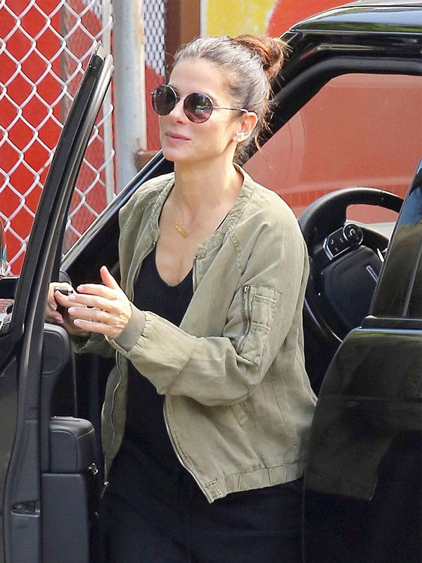 instylejackets's tweet photo. "Sandra Bullock Military Style Mesmerising Green Jacket"
Shop at: https://t.co/TeRIaWHycY

#jackets #leathercoat #jacketsstyle #instadaily #instamood #fashion #fashionista #hollywoodcelebrities #SandraBullock #USA #UK #Canada #Australia #celebrities #apparel #instylejackets https://t.co/vAia0ZztZF