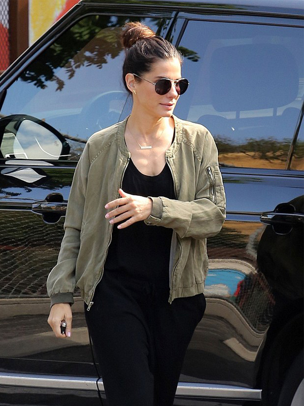 instylejackets's tweet photo. "Sandra Bullock Military Style Mesmerising Green Jacket"
Shop at: https://t.co/TeRIaWHycY

#jackets #leathercoat #jacketsstyle #instadaily #instamood #fashion #fashionista #hollywoodcelebrities #SandraBullock #USA #UK #Canada #Australia #celebrities #apparel #instylejackets https://t.co/vAia0ZztZF