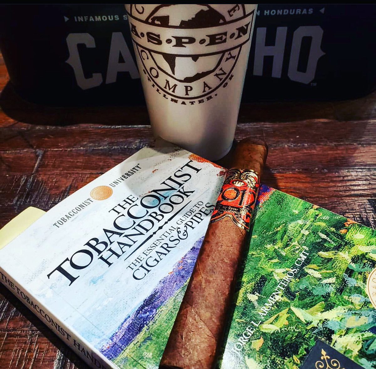 ovcigars's tweet photo. Everyone loves to enjoy our 2012 by Oscar Valladares Corojo Toro!

#2012Corojo other vitolas are:

Short Robusto (4x60)
Toro (6x52)
Torpedo (6.5x52)
Sixty (6x60)

Don’t forget to vote for @CigarJournalMag cigar trophy for best cigar Honduras 2020! 

IG 📸 @thebird.at.2nd https://t.co/oXHlxFvS00