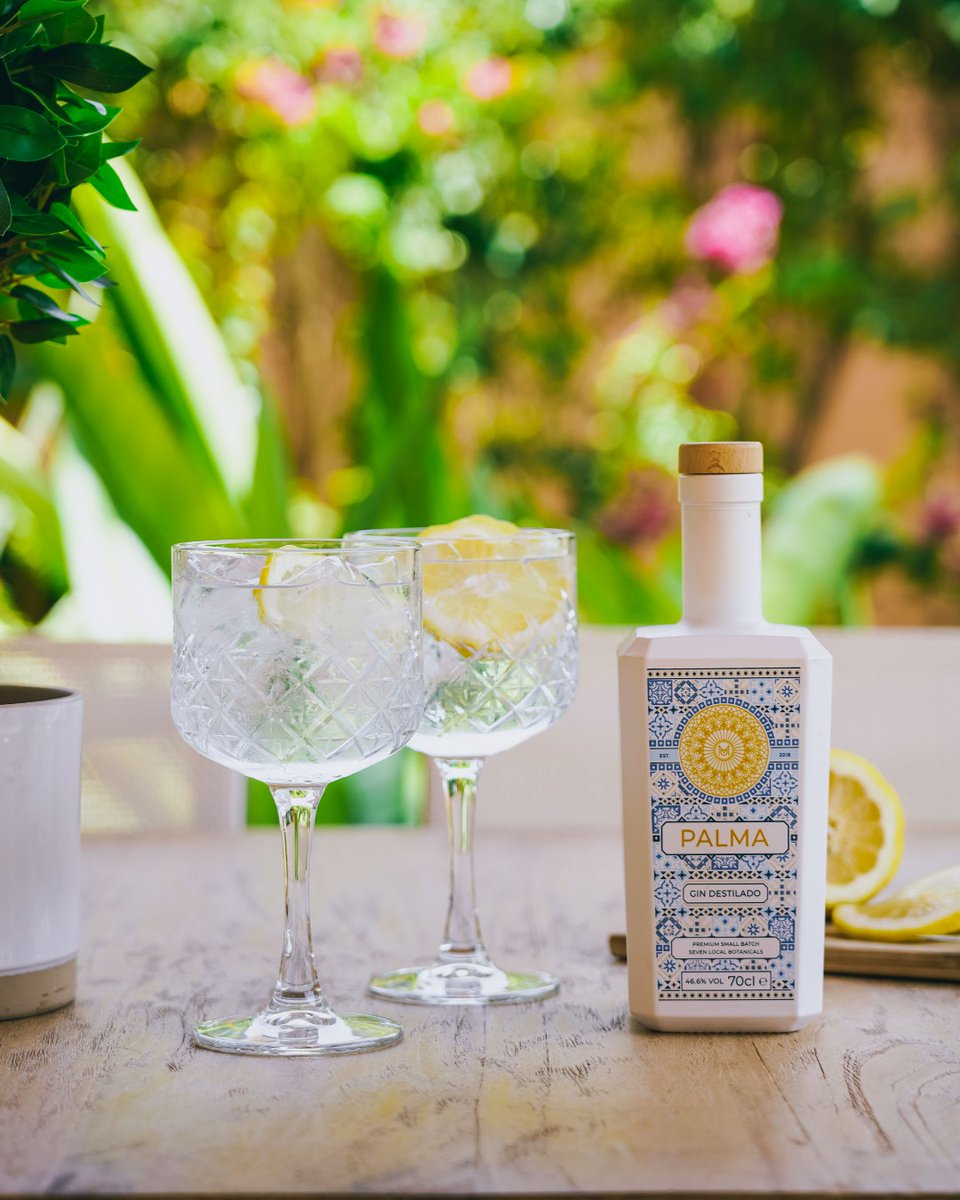 🇬🇧We decided to start the weekend early here in Mallorca, enjoying a refreshing gin &amp; tonic served with delicious local lemons in our secret Palma Gin garden 🍋😉