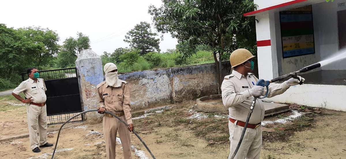 PranshuAvasthi's tweet photo. Sanatization at Sandna सीतापुर .....
PC: FSSO(T) Rishabh Dube
@Uppolice
@sitapurpolice
@fireserviceup
@police_digital
@DmSitapur
@digrangelkw
@Igrangelucknow
@KumarYoursk10
@FssoAshishVerma
@Karan_Yadav_PBH
@Sumit44627855
#Team2486
#CoronaWorrior https://t.co/FjAxS9x0F9