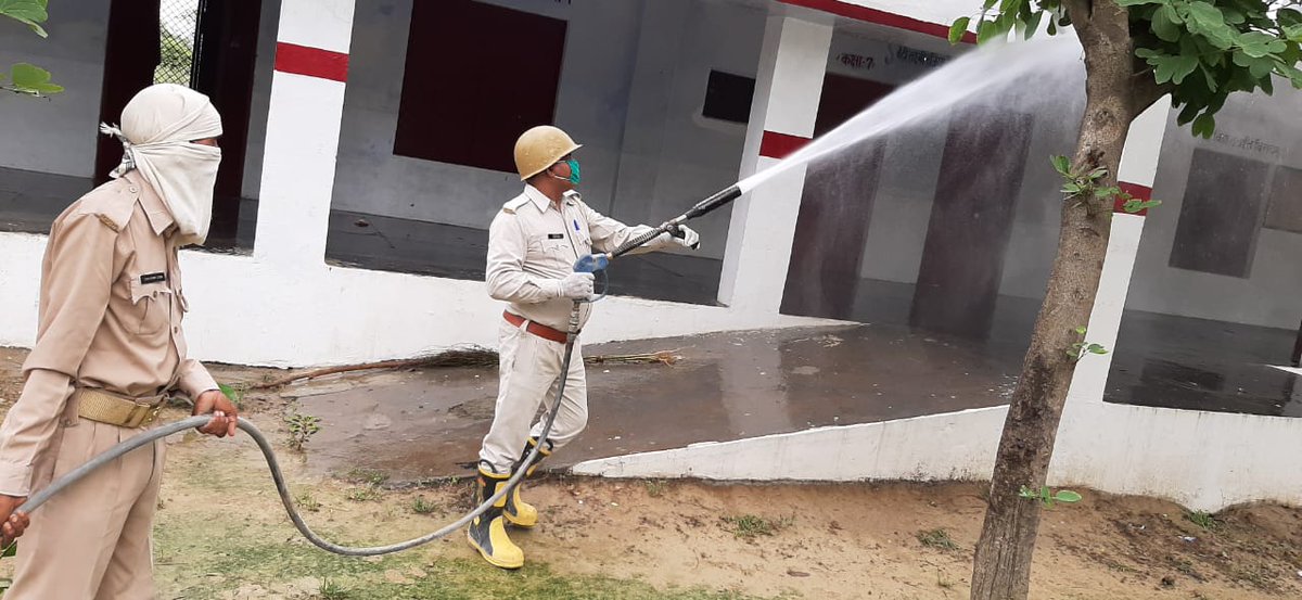 PranshuAvasthi's tweet photo. Sanatization at Sandna सीतापुर .....
PC: FSSO(T) Rishabh Dube
@Uppolice
@sitapurpolice
@fireserviceup
@police_digital
@DmSitapur
@digrangelkw
@Igrangelucknow
@KumarYoursk10
@FssoAshishVerma
@Karan_Yadav_PBH
@Sumit44627855
#Team2486
#CoronaWorrior https://t.co/FjAxS9x0F9
