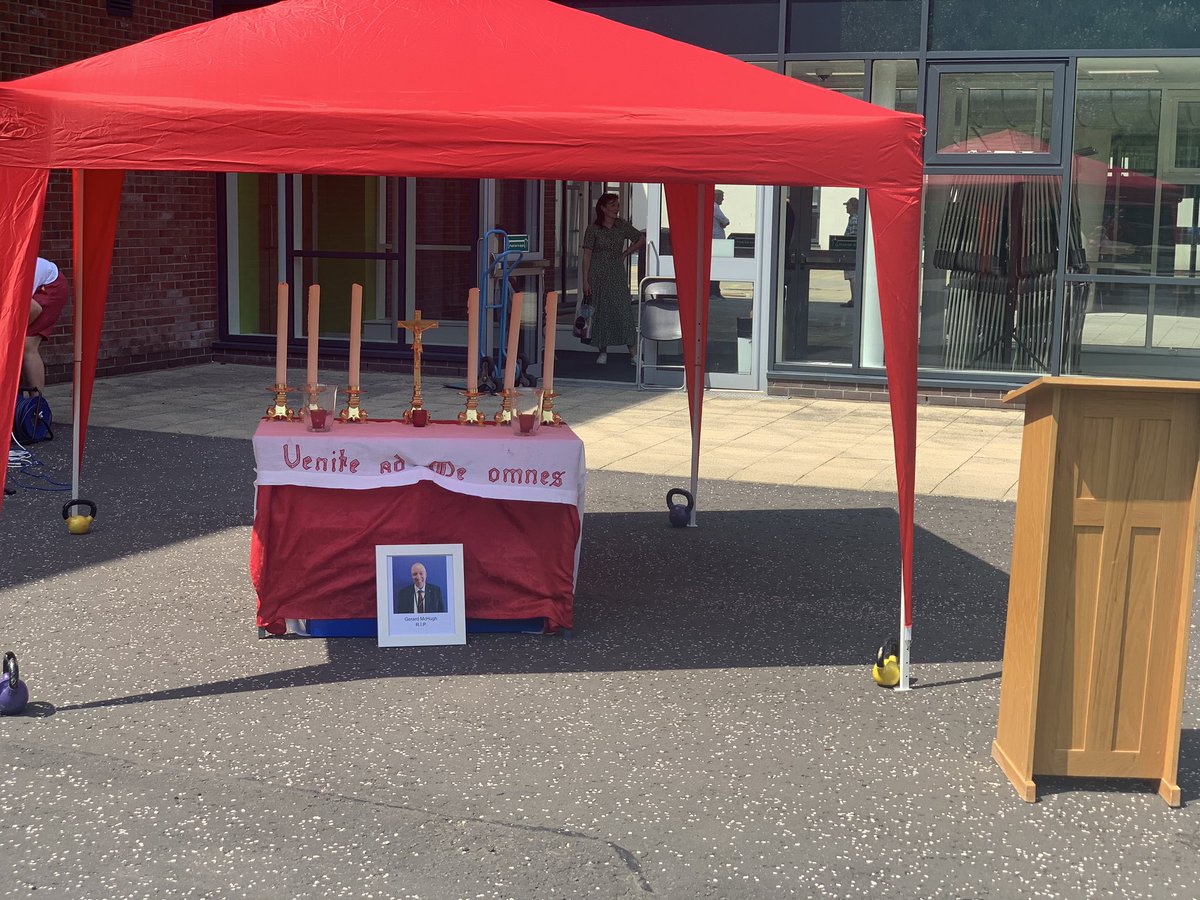 RE_ndhs's tweet photo. This afternoon in glorious sunshine we were joined by Mr McHugh’s family for a Memorial Service led by Fr Andrew.

We had the chance to pray for Mr McHugh, his family and our School community and to reflect on the incredible influence Mr McHugh had on our whole community. https://t.co/ADBMMtFDYU