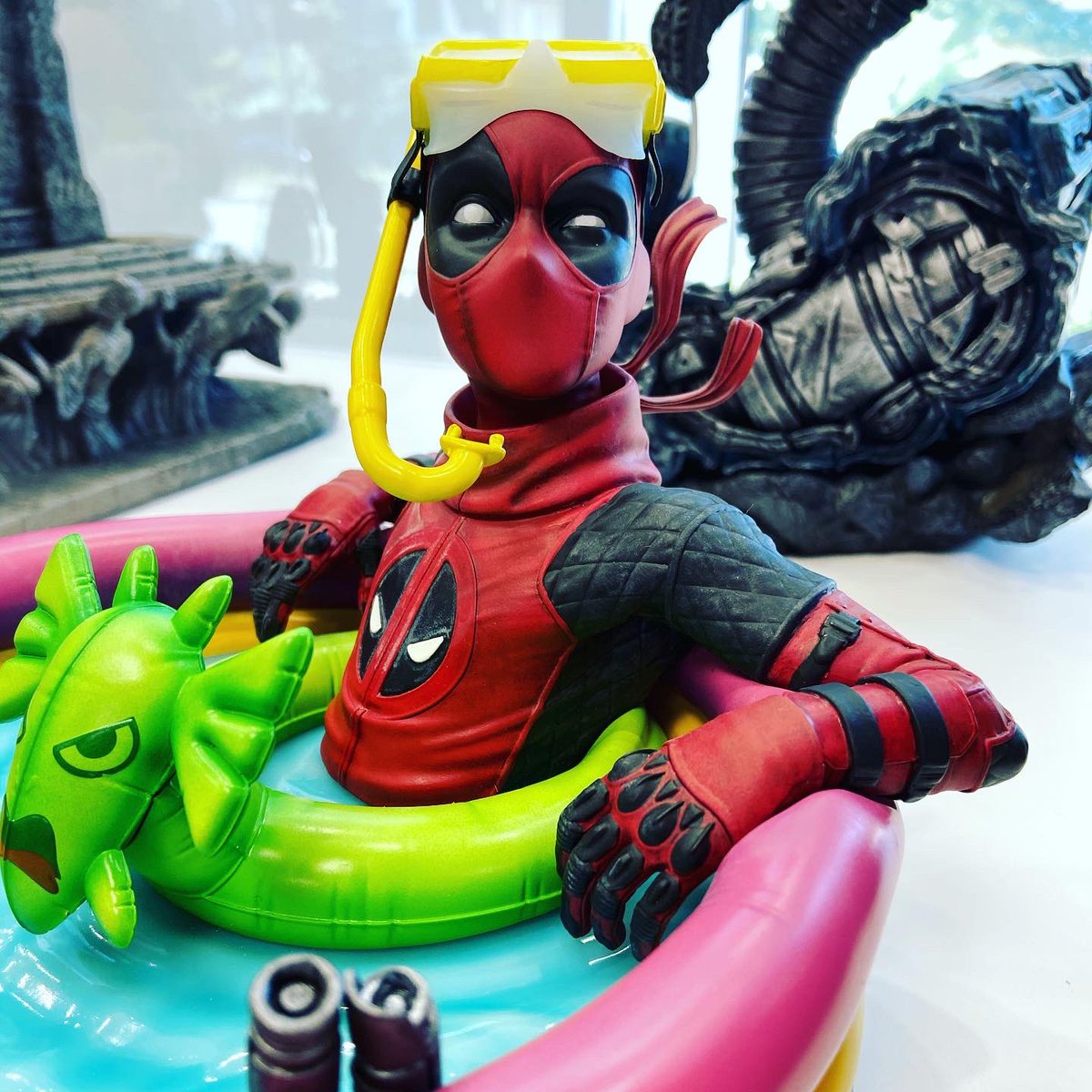 DerivStore's tweet photo. Bonsoir à tous !
Nous exposons cette très belle statuette du déjanté Kidpool dans... son bain !
Eh oui, il fait chaud, il faut se rafraîchir un peu !
Disponible à la commande : https://t.co/5iSwWy7X8K
Bonne soirée !
#derivstore #marvel #sideshow #deadpool https://t.co/iYMUah2KAP