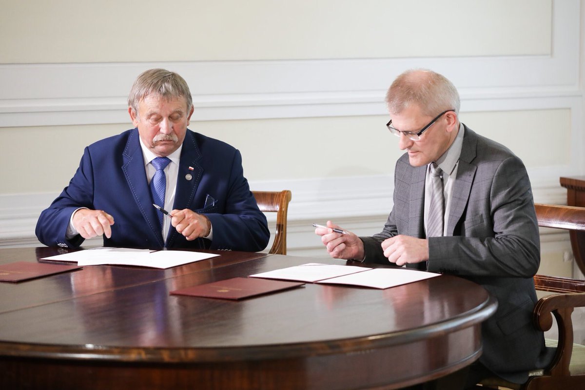 wojpodlaskie's tweet photo. W @MKiDN_GOV_PL list intencyjny ws. powstania Muzeum bł. ks. J. Popiełuszki podpisali: Wicepremier prof. @PiotrGlinski oraz rodzina ks. Jerzego. Na spotkaniu obecni byli Marszałek @artur_kosicki i W. #Wilczewski - Dyrektor @MuzeumPodlaskie. https://t.co/ZfsE41OxbD 📸 D. Matloch https://t.co/4USkeGdWni