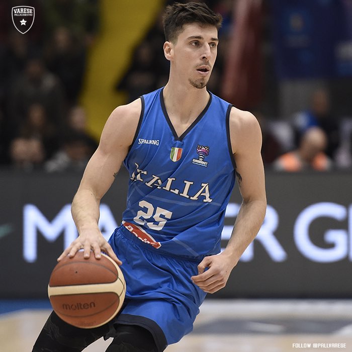 PallVarese's tweet photo. 🚨 Ora è #UFFICIALE: diamo tutti il benvenuto al nostro nuovo playmaker Michele #Ruzzier‼️ Ben arrivato in biancorosso ⚪️🔴 #WelcomeMichele #NoiSiamoVarese https://t.co/3XohnnvcVe