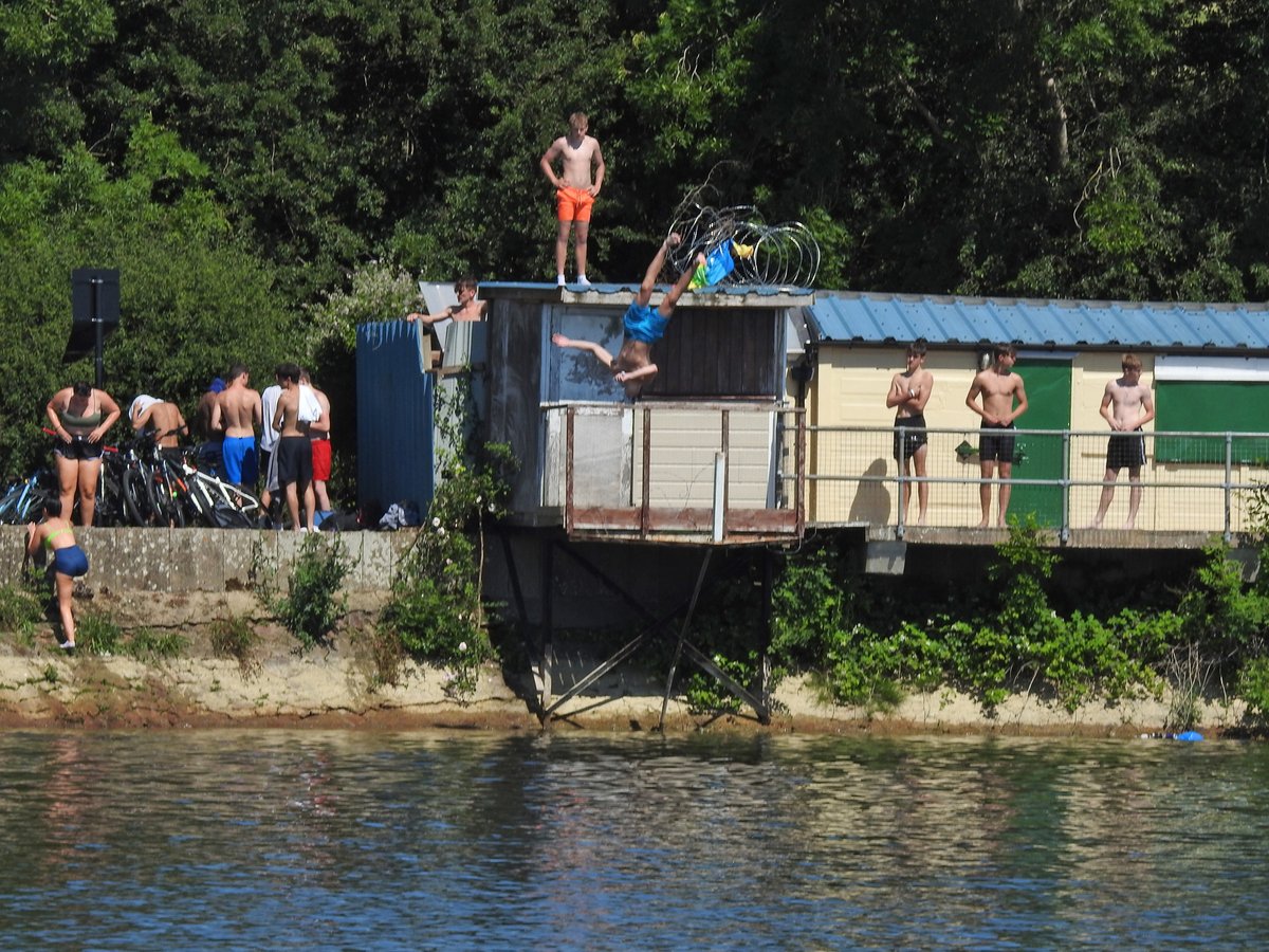 hfmnews's tweet image. Safety fears as people jump into Saddington Reservoir with hundreds gathering there for a second day - more on Hfm News &amp;amp; here: harboroughfm.co.uk/safety-fears-a…

Pic: @Carps23