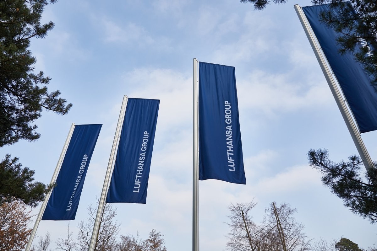 lufthansaNews's tweet photo. Shareholders pave the way for stabilization measures. 98 percent vote to approve at Extraordinary General Meeting. Carsten Spohr: “Decision ensures outlook for the future”. Flight schedules of Group airlines to be further expanded. https://t.co/MXeqoAsZKv