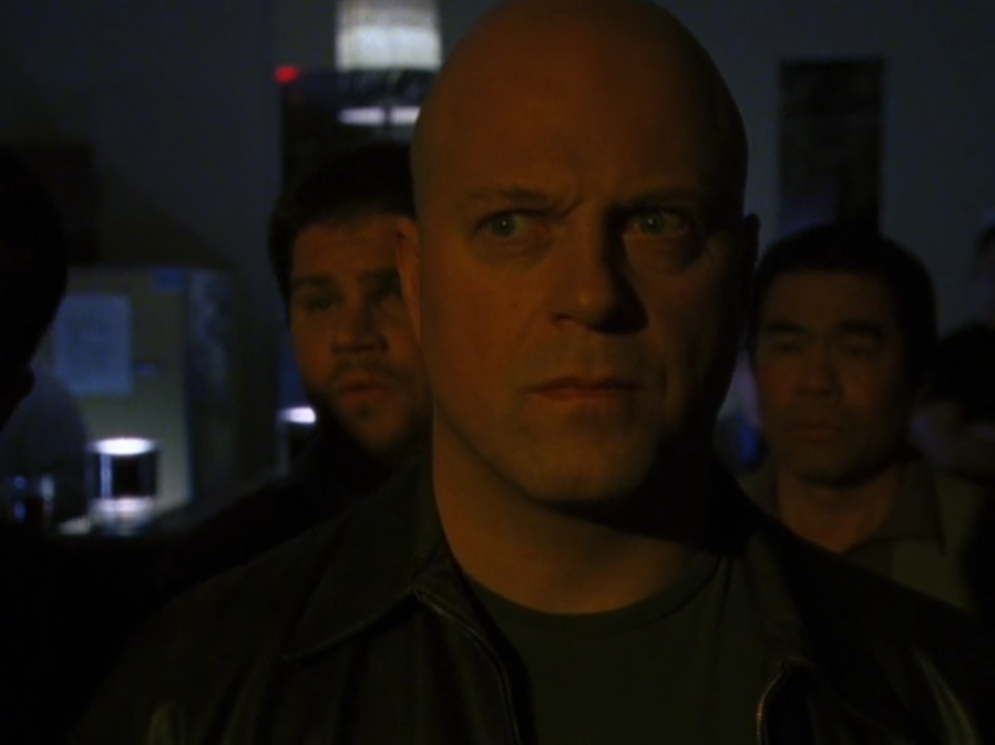 À seulement la moitié de la 1ère saison, on pourrait déjà écrire un roman de 600 pages simplement sur les 1001 variations du regard halluciné de Michael Chiklis... Le mec compose à 80% son personnage avec ses yeux, il est absolument ahurissant...