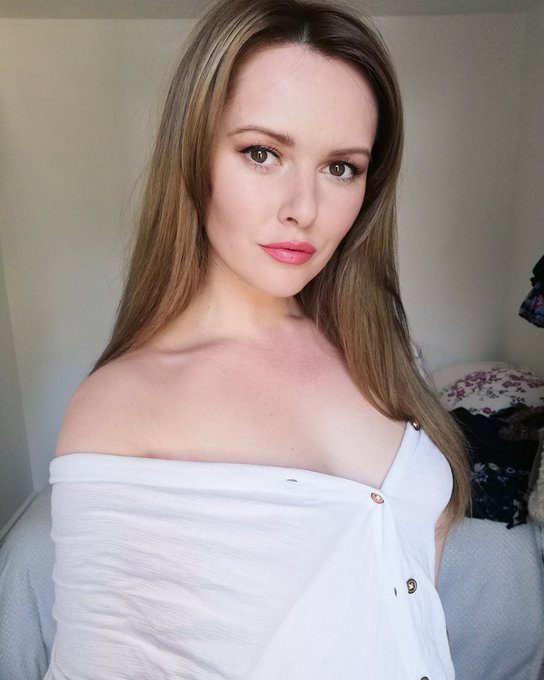 Gone a bit darker with my hair, this is close to natural colour 😘💋 #nofliter #me #selfiewanker https://t<a href="/tag/me"class="tags"><span>#me</span></a><a href="/tag/nofliter"class="tags"><span>#nofliter</span></a><a href="/tag/selfiewanker"class="tags"><span>#selfiewanker</span></a>