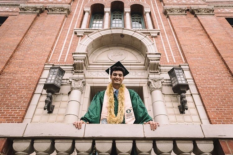 uoregon's tweet photo. Whether you are coming or going, weโre excited to see you spread your wings and take flight, Ducks! ๐ฆ๐๐๐ #duckgrad20 #tbt https://t.co/ENJD5ayCUs