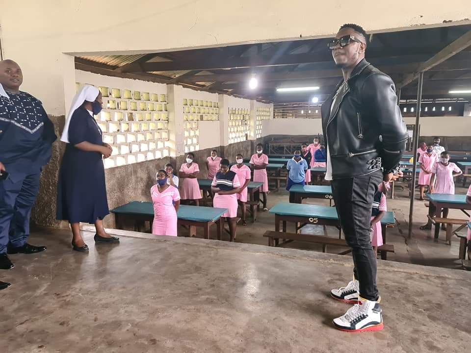 KingKongGang237's tweet photo. There's a saying that "givers never lack" our honorable King Kong @StanleyEnow took out time round visit schools in Limbe in order to provide essential school needs which can help them during their exams...king has never disappointed us we love u ❤❤❤ https://t.co/DdNCe0YDg4