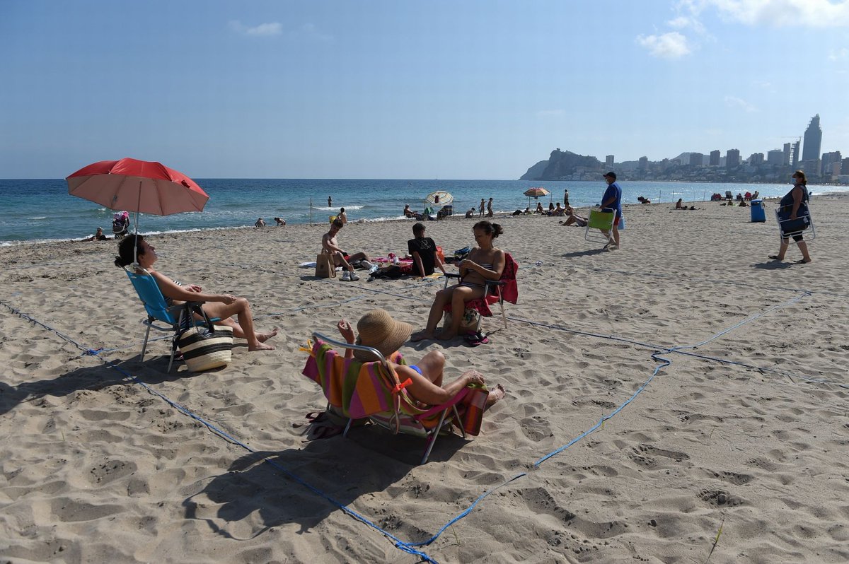 nickmiller_'s tweet image. Benidorm reopens beaches with booking systems, space for the over-70s, strict quotas on numbers and allocated spaces to ensure social distancing. Meanwhile in Bournemouth...... #covidfail