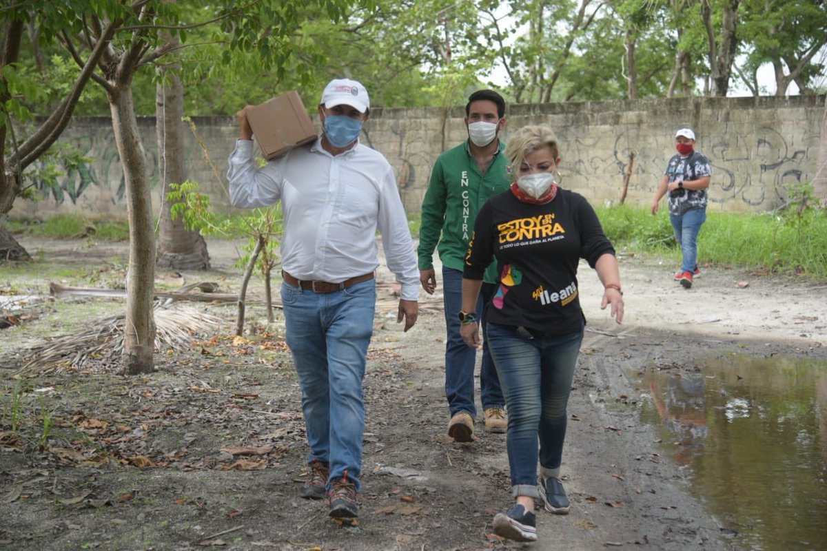 OscarRosasGlz's tweet photo. Nuestras familias, no están solas. 👨‍👩‍👧‍👦

En un trabajo conjunto con nuestro Gobernador @AysaGonzalez, hoy entregamos desde muy temprano, casa por casa, apoyo de alimento y agua a los habitantes en la Villa de Isla Aguada. 🌴 

Por Carmen, todos somos UNO ☝🏽

#QuédateEnCasa🏠 https://t.co/fI3TNOzpjc