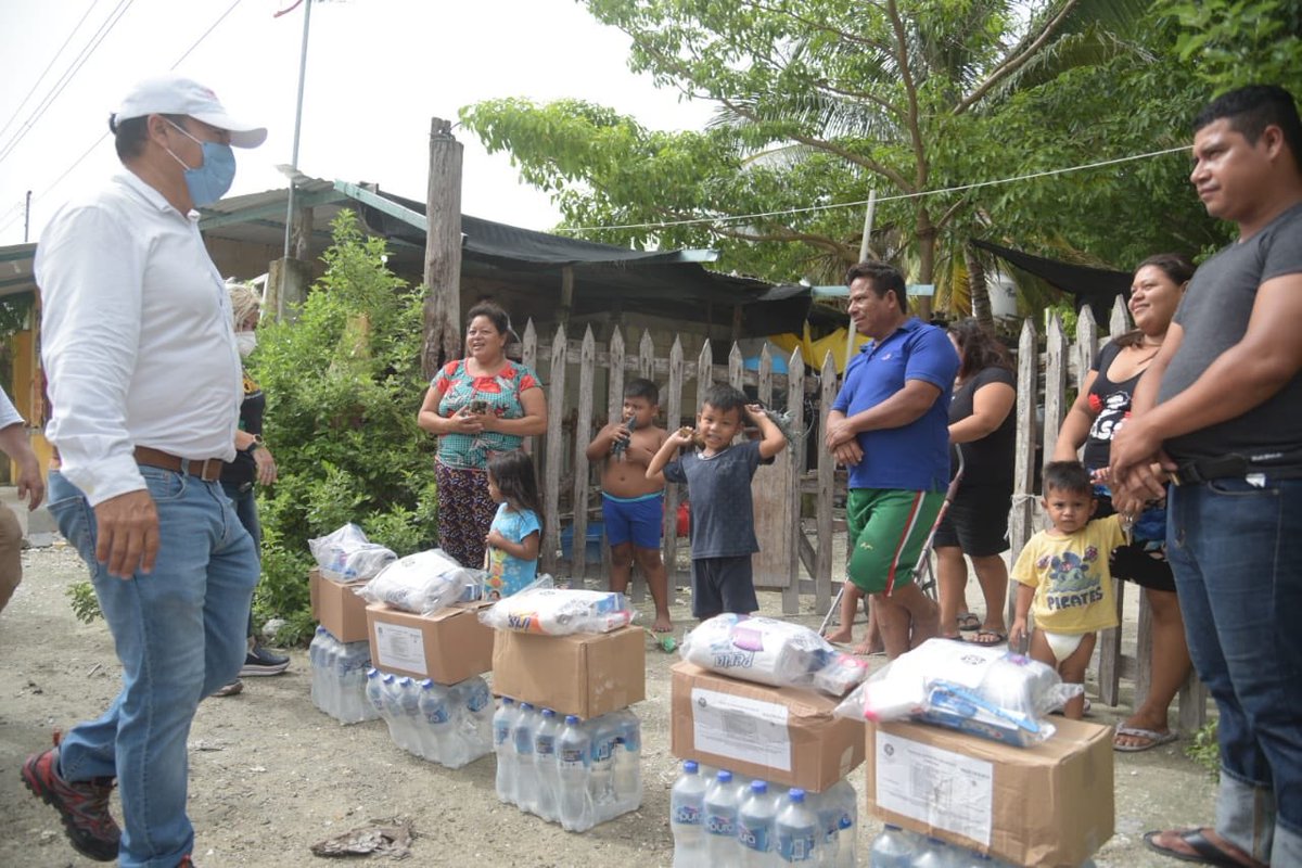 OscarRosasGlz's tweet photo. Nuestras familias, no están solas. 👨‍👩‍👧‍👦

En un trabajo conjunto con nuestro Gobernador @AysaGonzalez, hoy entregamos desde muy temprano, casa por casa, apoyo de alimento y agua a los habitantes en la Villa de Isla Aguada. 🌴 

Por Carmen, todos somos UNO ☝🏽

#QuédateEnCasa🏠 https://t.co/fI3TNOzpjc