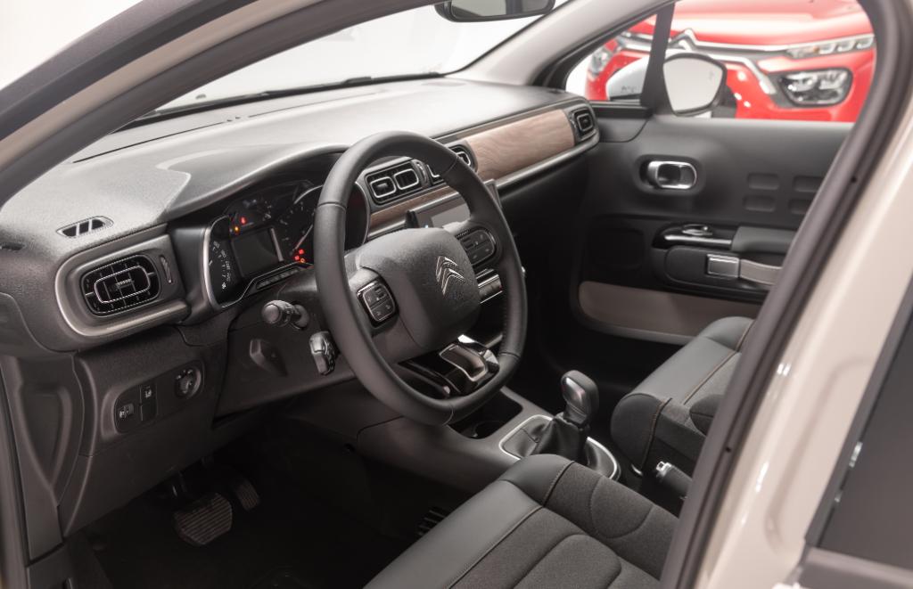 CitroenEspana's tweet photo. ¿Sabrías decirnos a qué modelo pertenece este interior? 😊
Pista: Tienen multitud de combinaciones... 🎨 https://t.co/q8X4gbxxta