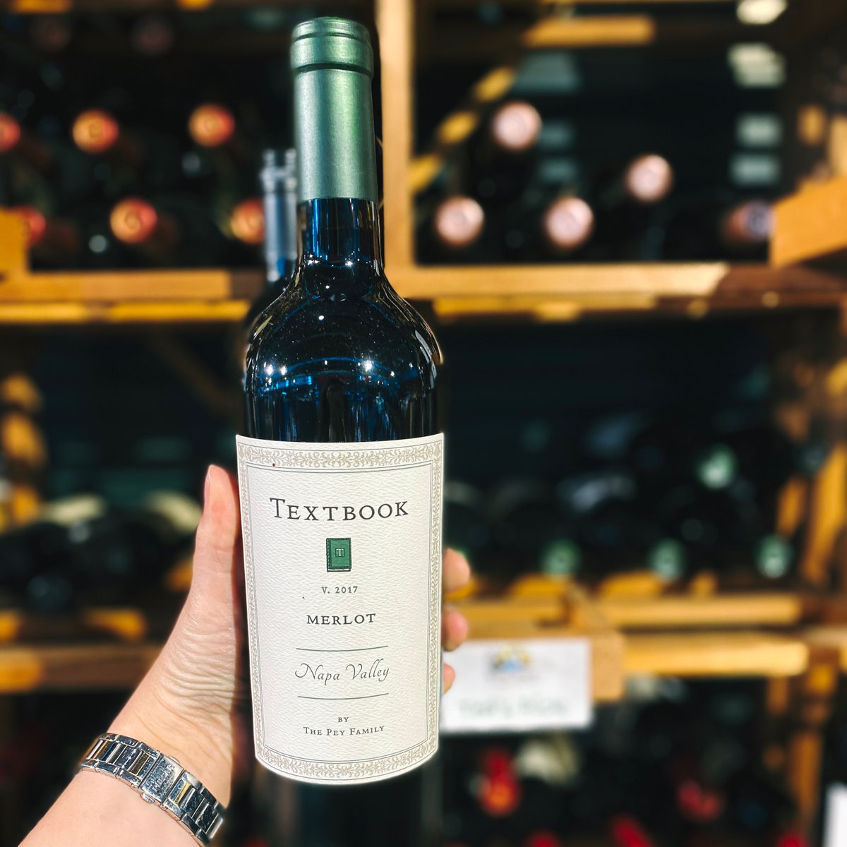 How about a little Summer reading? 🍷📖