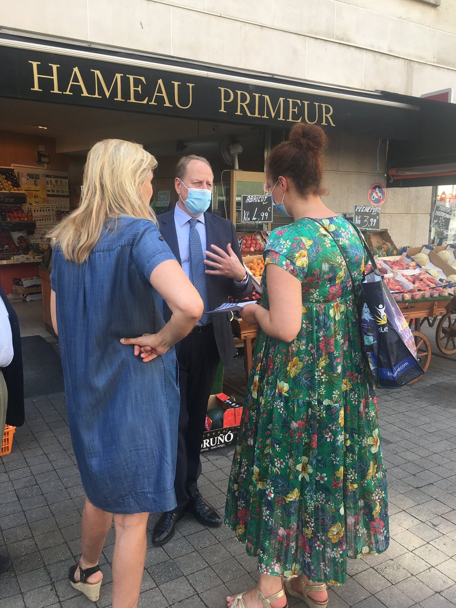 Philippe_Goujon's tweet photo. A la rencontre des commerçants rue du Hameau avec @AgnesEvren.
▶️Nous sommes à leurs côtés durant cette période si difficile: avec @datirachida, nous nous engageons à aller plus loin en matière d’exonérations de charges pour les soutenir financièrement.

#Paris15 #Municipales2020 https://t.co/25AwqGMOG3