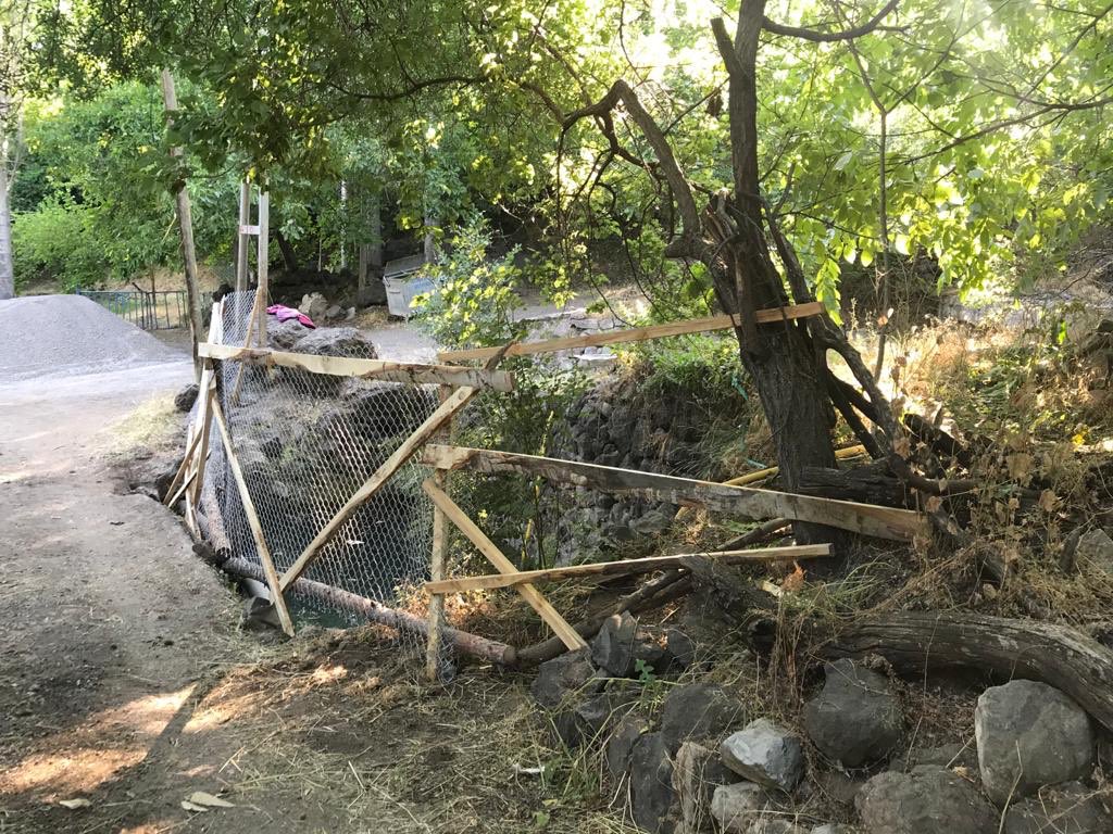 Çocukların oyun alanı üzerinde bulunan ve çocuklar için büyük tehlike arz eden, sulama havuzunun kapatılması için3 yıldır süren onlarca istek ve şikayetin ardından; belediyemizin yıllardır üzerinde çalıştığı, uyguladığı muhteşem proje..<a href="/bsksahinyilanci/">Şahin YILANCI</a> <a href="/giresunvaliligi/">Giresun Valiligi</a> <a href="/RTErdogan/">Recep Tayyip Erdoğan</a>