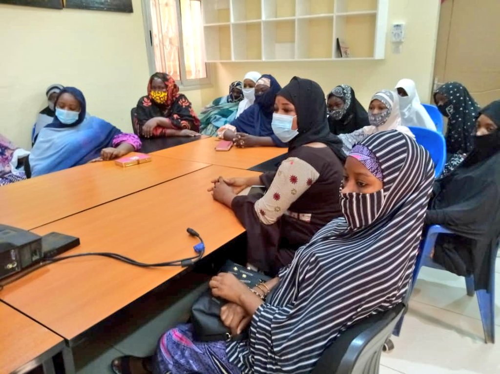 ellesfonc's tweet photo. Elles sont extrêmement attentives et si déterminées! Le Groupement de femmes transformatrices de la commune 4 : Soudji Frontière, étaient ce matin au centre afin de débuter leur formation en Entrepreneuriat agricole. Cela a été rendu possible grâce au soutien de @ambafr_au_niger https://t.co/3JihdjcPRP