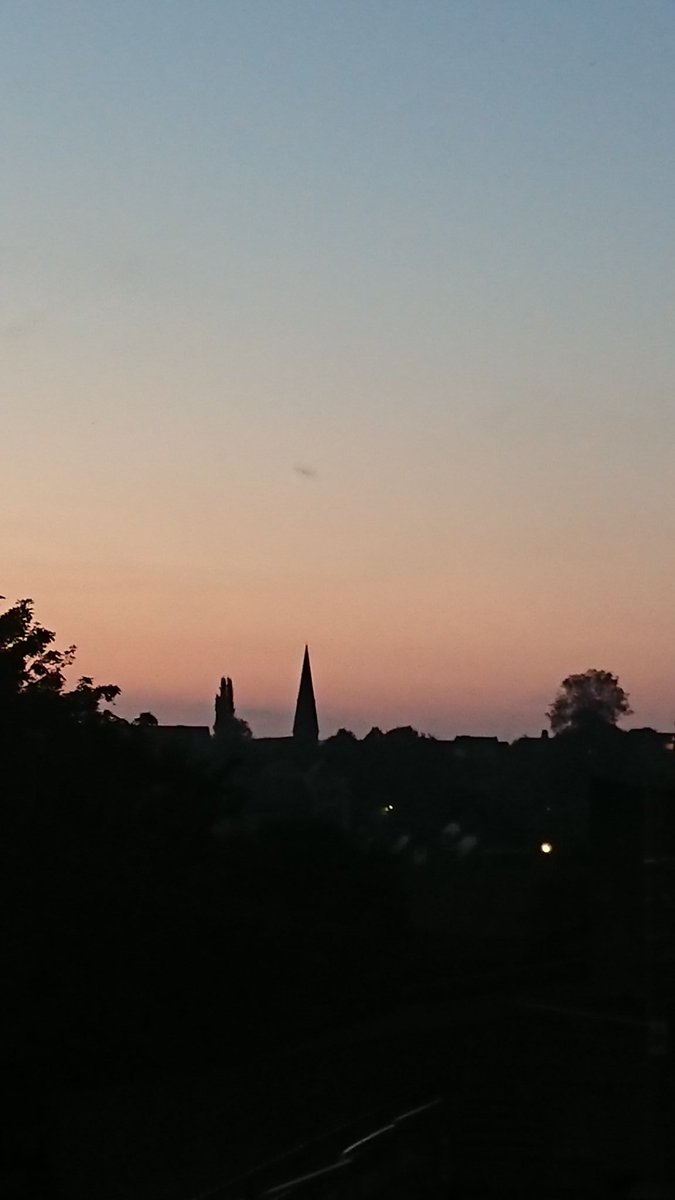 For anyone missing Durham and  @Durham_Classics, here are some photos from my walk home from Professor Low's back garden where we partook of socially-distanced average-tasting sushi. The company was excellent though, obvs. And the skies tonight were glorious.