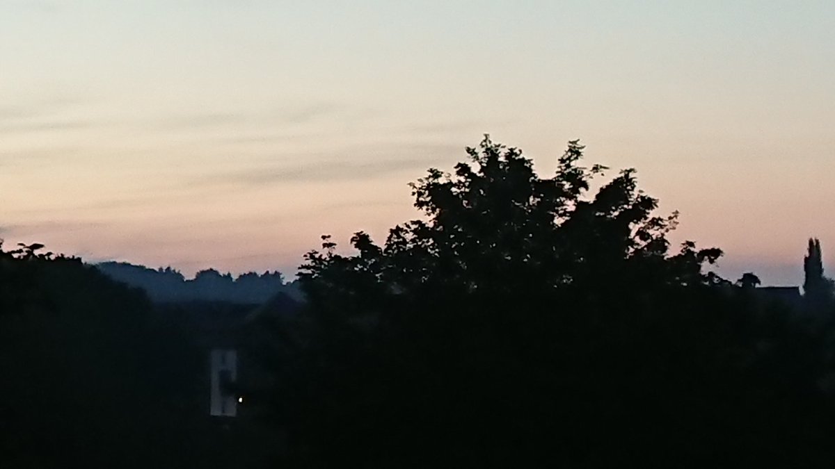 For anyone missing Durham and  @Durham_Classics, here are some photos from my walk home from Professor Low's back garden where we partook of socially-distanced average-tasting sushi. The company was excellent though, obvs. And the skies tonight were glorious.