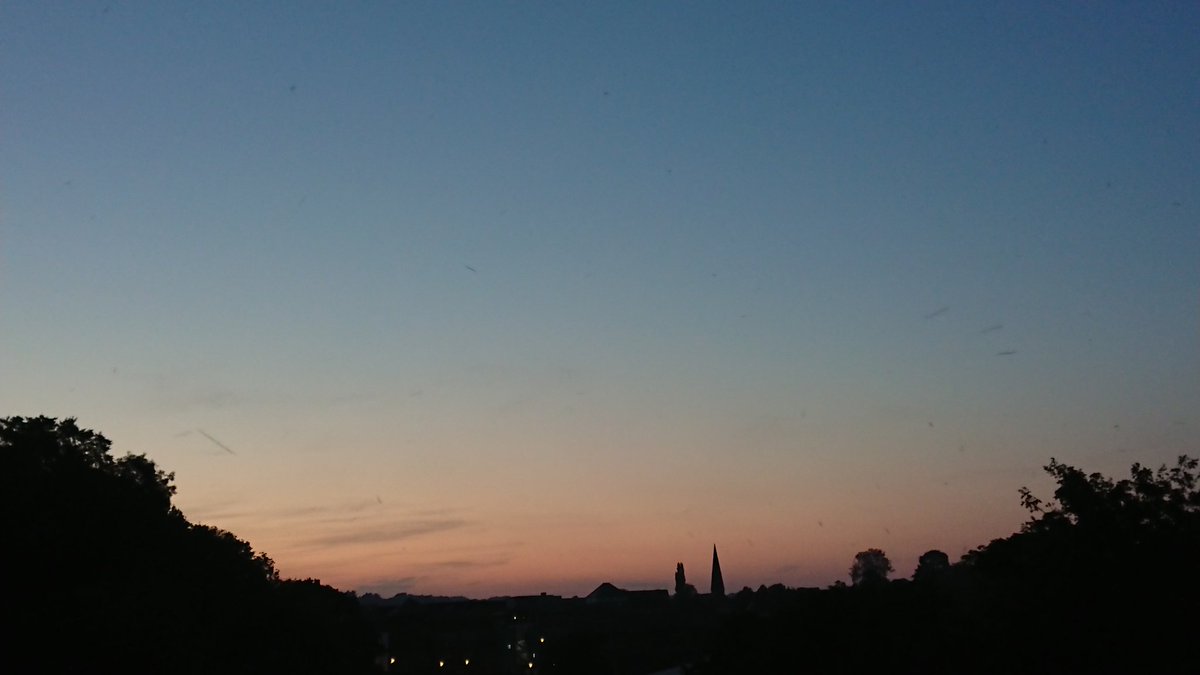 For anyone missing Durham and  @Durham_Classics, here are some photos from my walk home from Professor Low's back garden where we partook of socially-distanced average-tasting sushi. The company was excellent though, obvs. And the skies tonight were glorious.