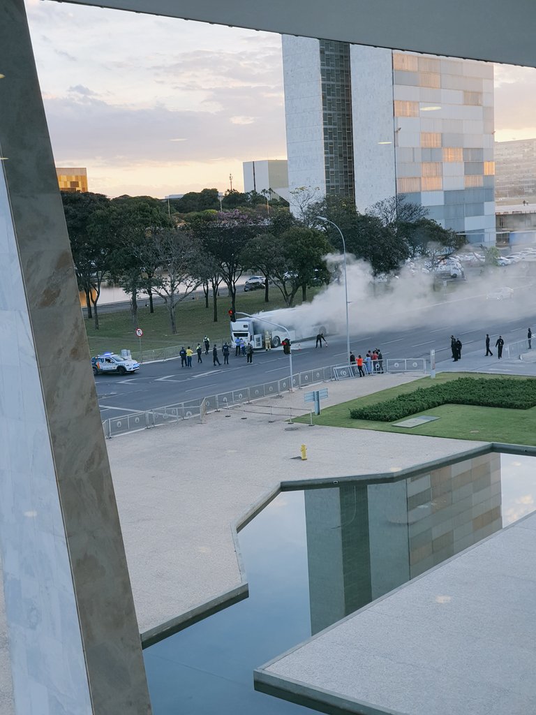 filgmartin's tweet image. Um homem tocou fogo em um ônibus em frente ao Palácio do Planalto enquanto gritava "Fora, Bolsonaro!", mas você não verá notas de repúdio nem editoriais condenando mais este ataque ao Poder Executivo e à Presidência da República, instituição mais aviltada e atacada deste país.