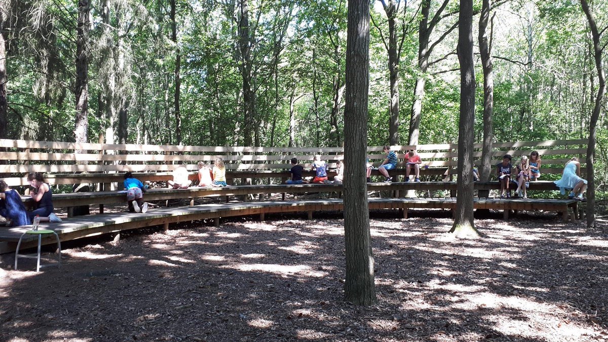 Leerlingen basisschool SWS De Driesprong zijn tijdens deze warme dagen blij met hun #buitenlokaal <a href="/GemWesterwolde/">Gemeente Westerwolde</a> #bostheater #buitenleren